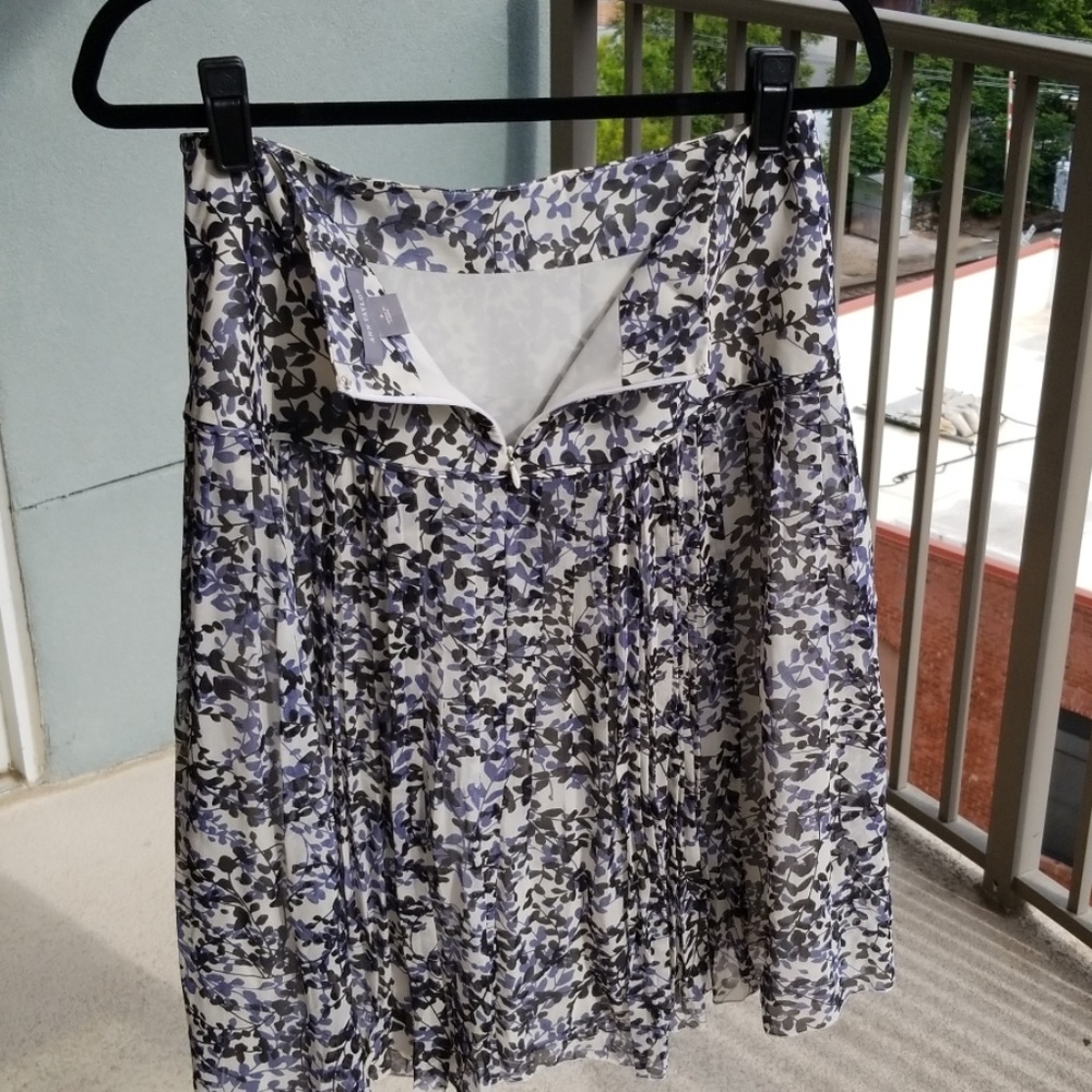 Ann Taylor pleated skirt - Picture 3 of 4